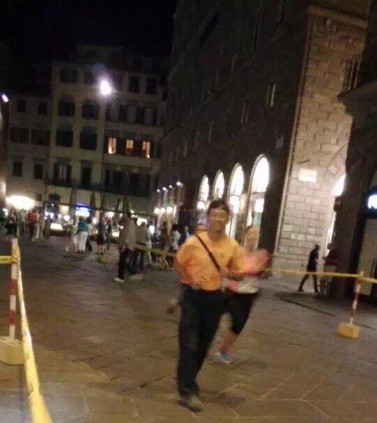 的老妈为了退休后的欧洲游准备开始学英语,该