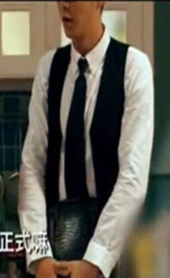 着<em>正装</em>参加面试时,可以不穿西装<em>外套</em>,只穿<em>马甲</em>