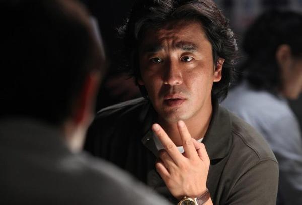 顺着他深邃,智慧的眼光,姜导演将怀疑的视线投向了失踪少年钟浩的家长