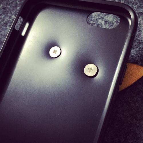 购买了淘宝上的手机壳,手机壳上的钉子刮花了