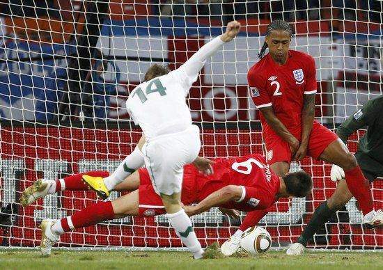 南非世界杯,英格兰对阵斯洛文尼亚.特里后脑勺堵枪眼.