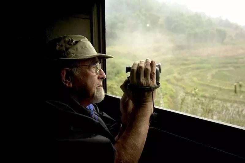 吃着粑粑唱着歌坐上世界最后一列蒸汽小火车跟英国佬翻滚在春天的花田