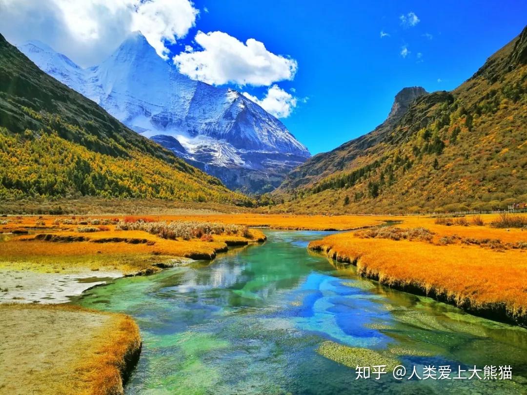 因為秋天漫山遍野的彩色,當然還有草原夏季的野花,個人還比較喜歡有雪