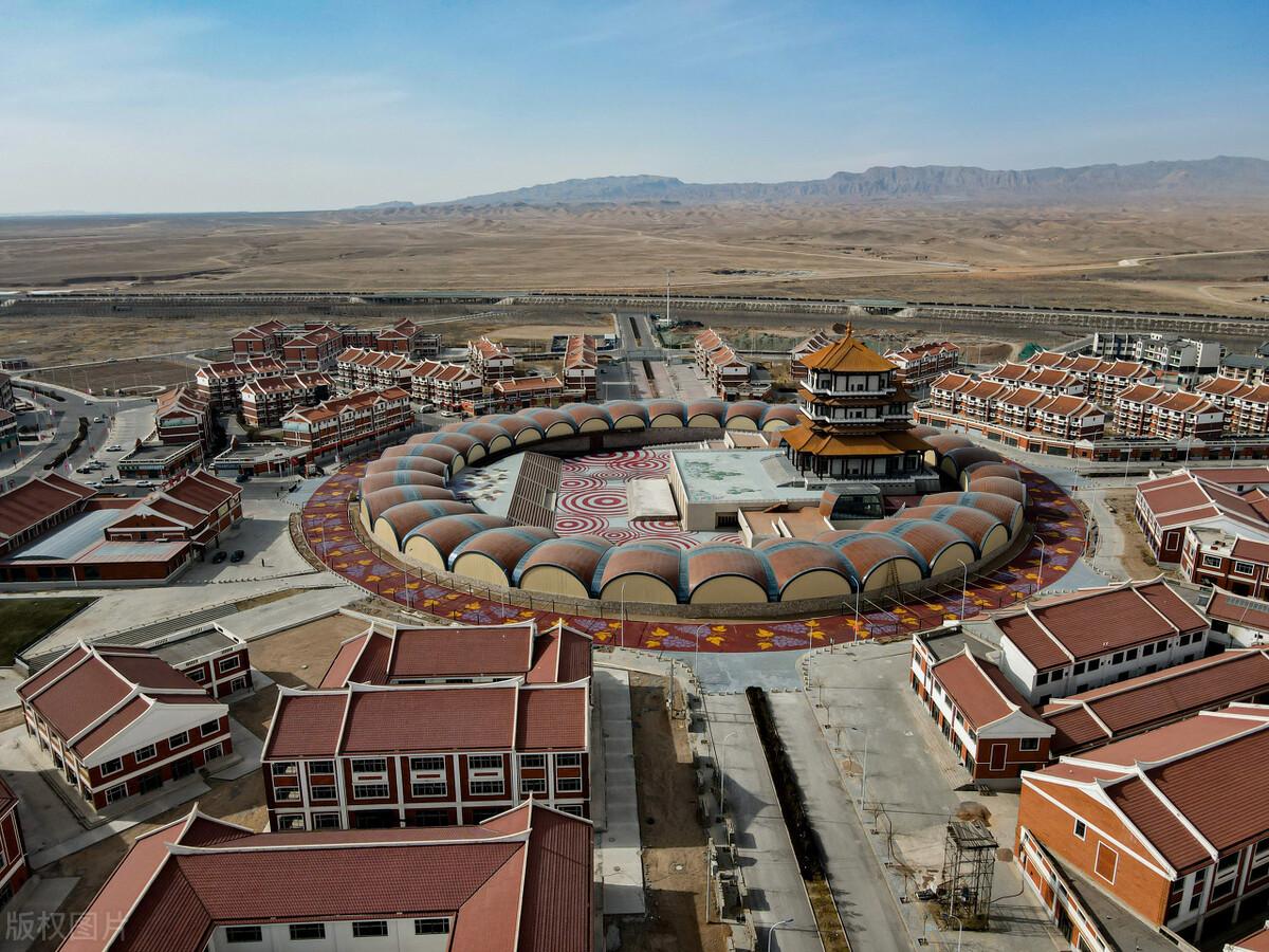 2021年开年大剧《山海情》大热,剧中海吉县金滩村和闽宁村的原型,就是