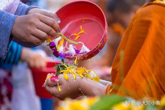 由泰国着力遏制疫情爆发,全球最大的泼水节被取消