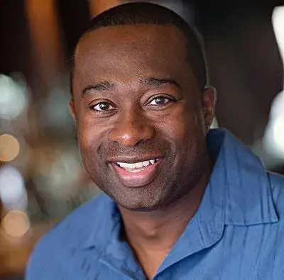 才能理解为什么美国白人主导的警察部门,会纪念这两个拉丁裔.