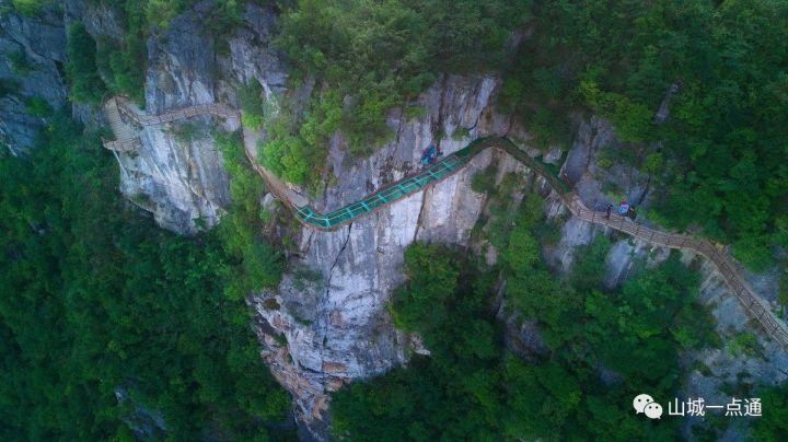 位置:重庆市丰都县双路镇安宁场村丰都九重天景区位于方斗山脉尾端的
