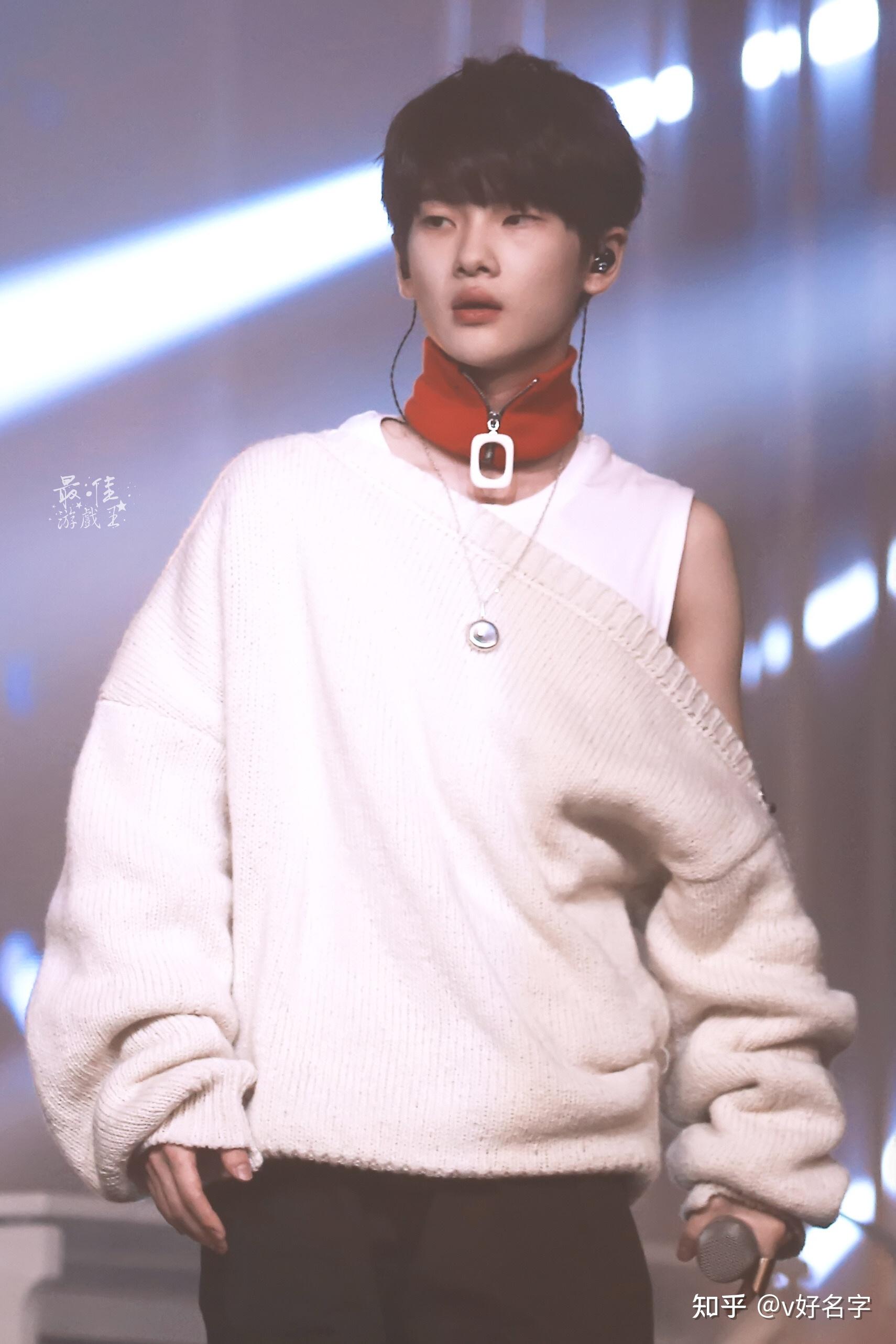 有没有什么r1se的神仙图片 可以做背景的那种?