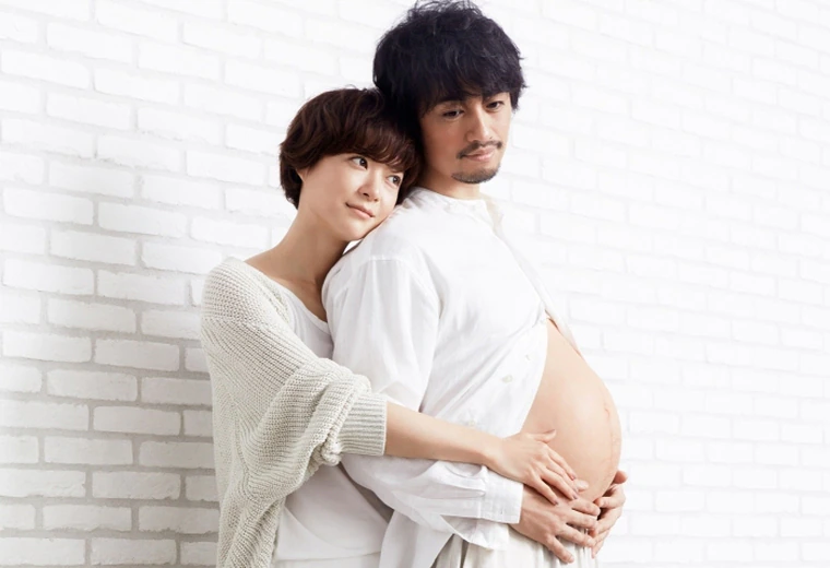 斋藤工(右)在《桧山健太郎的怀孕》饰演孕夫,靠在老婆上野树里的怀中.