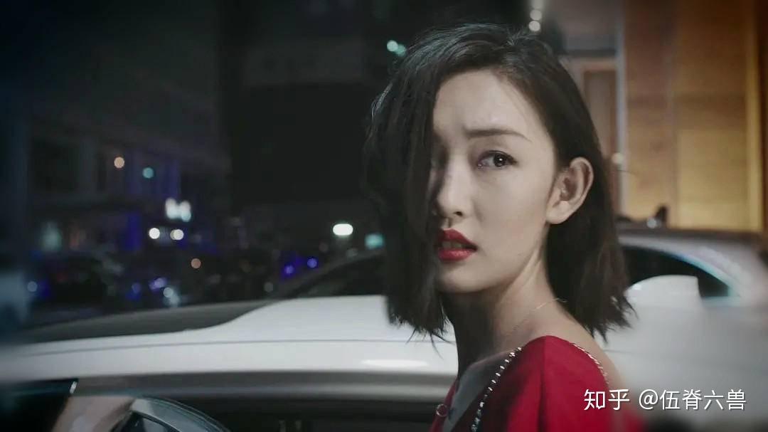 周依然在《冷案》中饰演一对双胞胎姐妹,她毫无压力地在冷暖两种性格