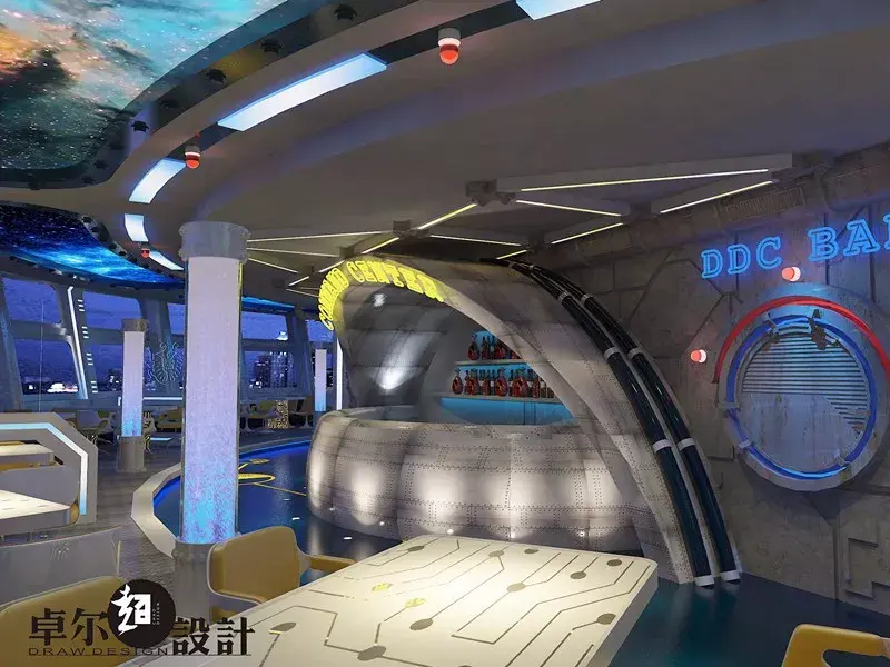 在高空旋转餐厅里打开一扇星际之门