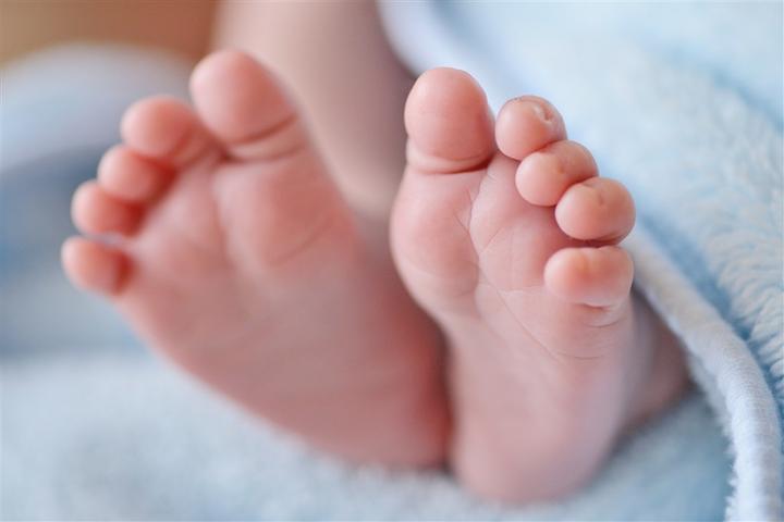 新生儿脐带一个月还没掉 正常吗 金牌月嫂教你如何护理宝宝脐部 知乎 新生儿脐带一个月还没掉 正常吗 金牌月嫂教你如何护理宝宝脐部 知乎