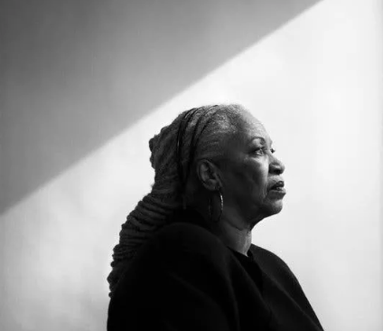 人物tonimorrison女性之间的暴力欺压令我不寒而栗