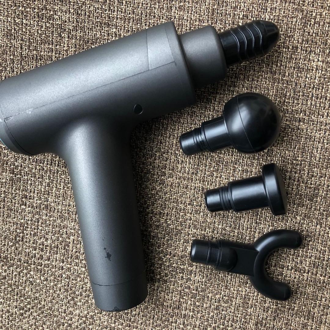 上半部分前端为枪头插口,可以快速拆卸与更换不同类型的按摩枪头.