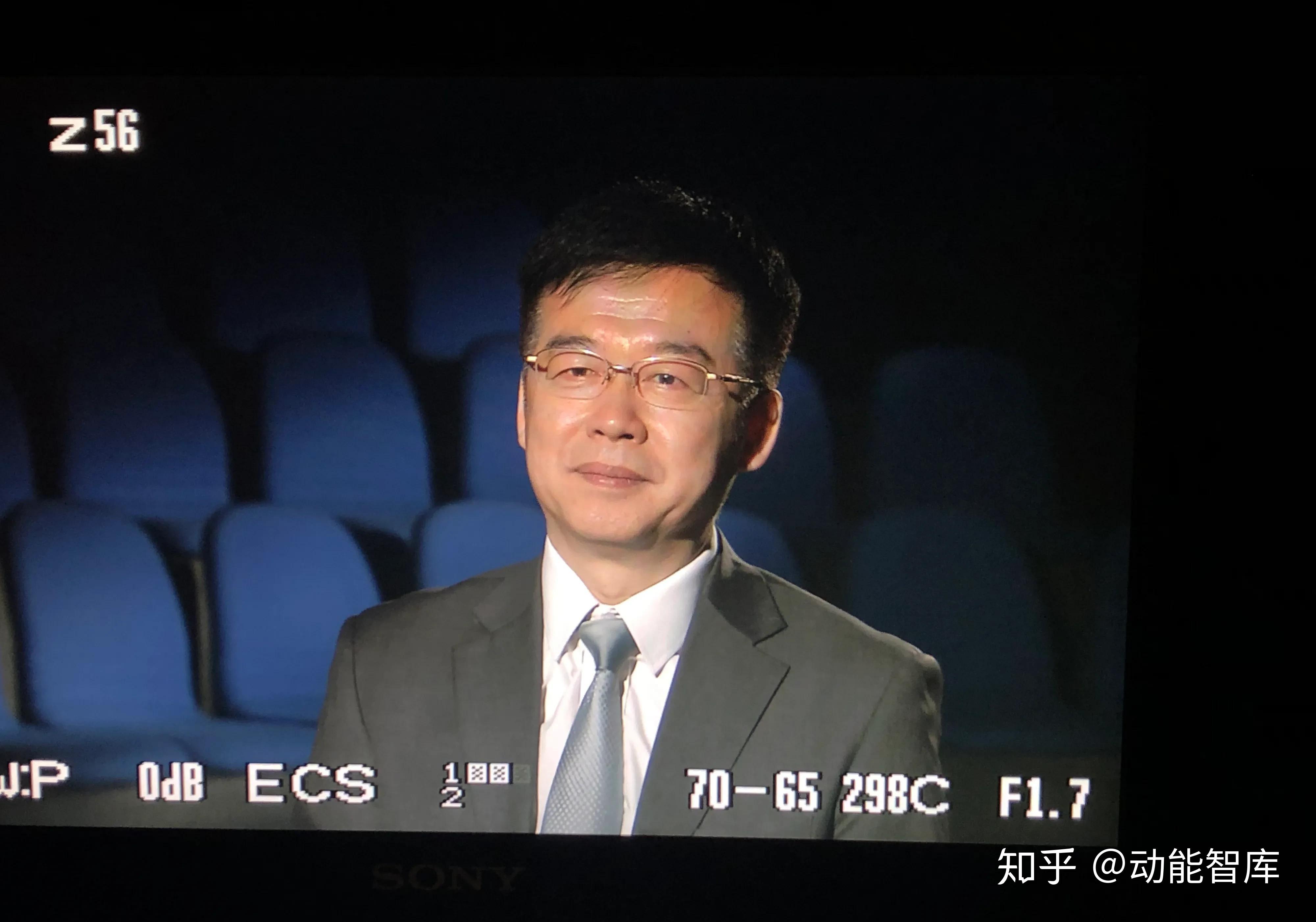 陪同专访重播:星期六15:30—16:00 星期日00:30—01:00凤凰卫视美洲台