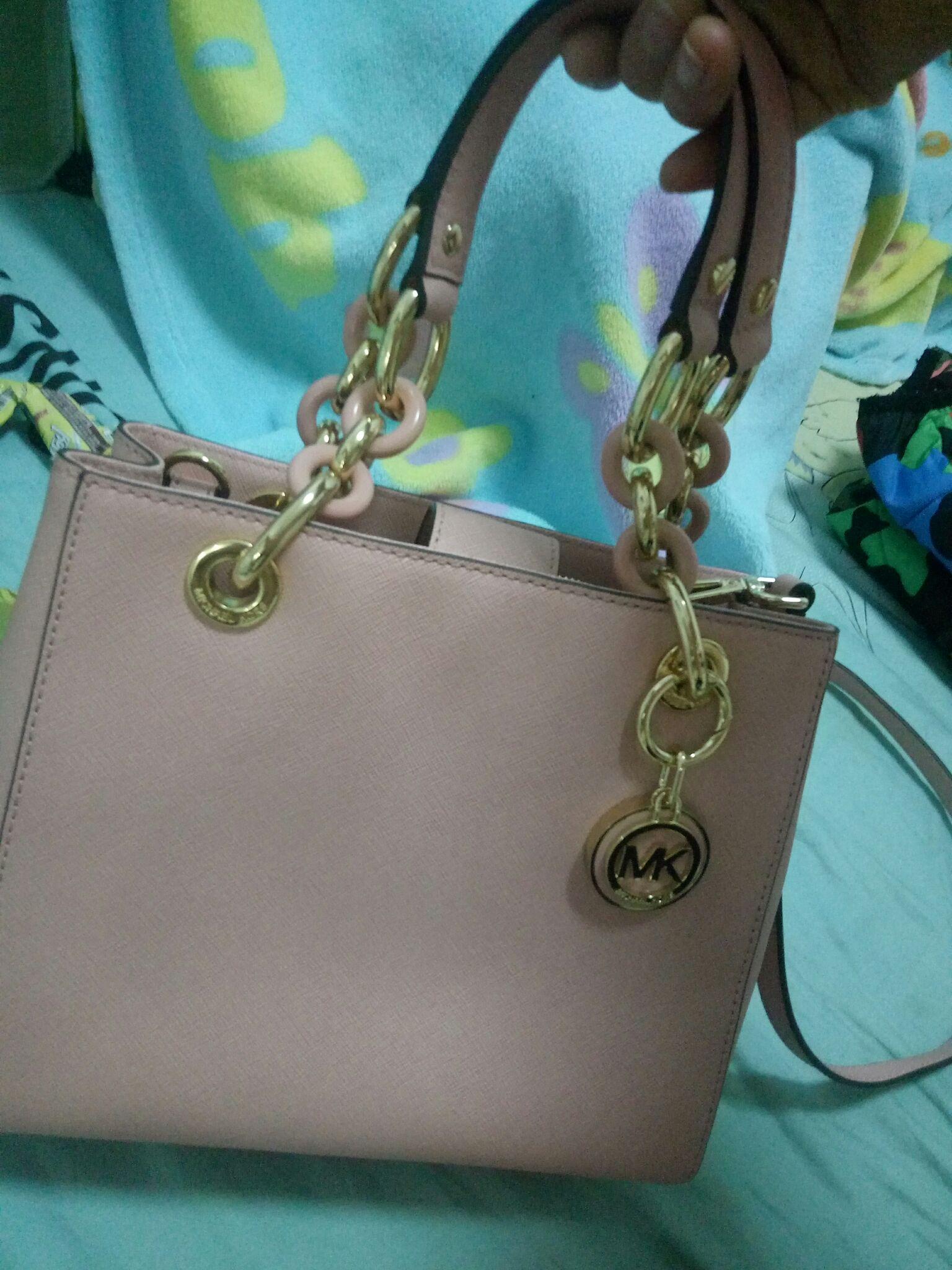 11月份买的一个mk戴妃包,能麻烦小芙帮忙看看