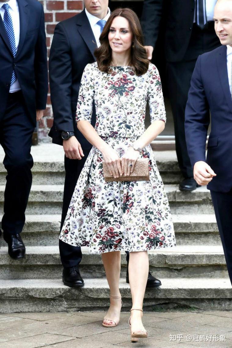 无意让腿悄悄拉长了5cm可以学习凯特王妃选择裸色款当碎花款的底色是