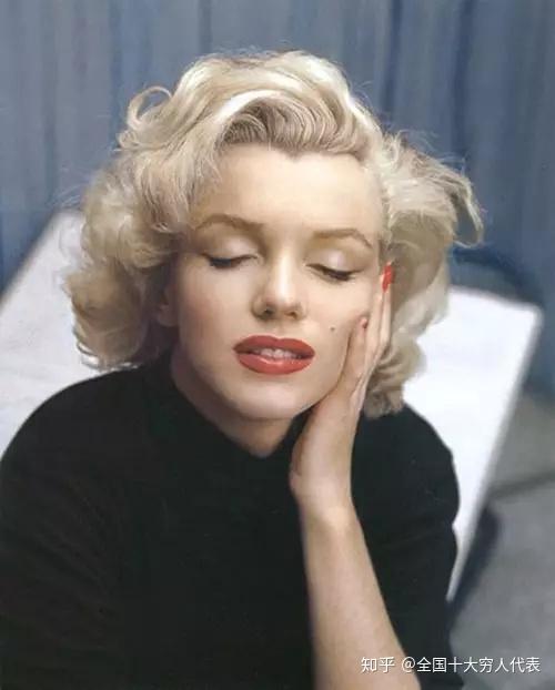 marilyn monroe第二位與20世紀50年代時相比,赫本60年代的妝容發生了