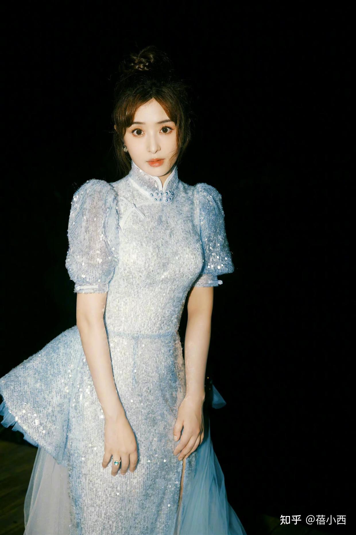 "张含韵"越来越会穿,穿衬衫配短裙走机场,简约高级又显气质 - 知乎