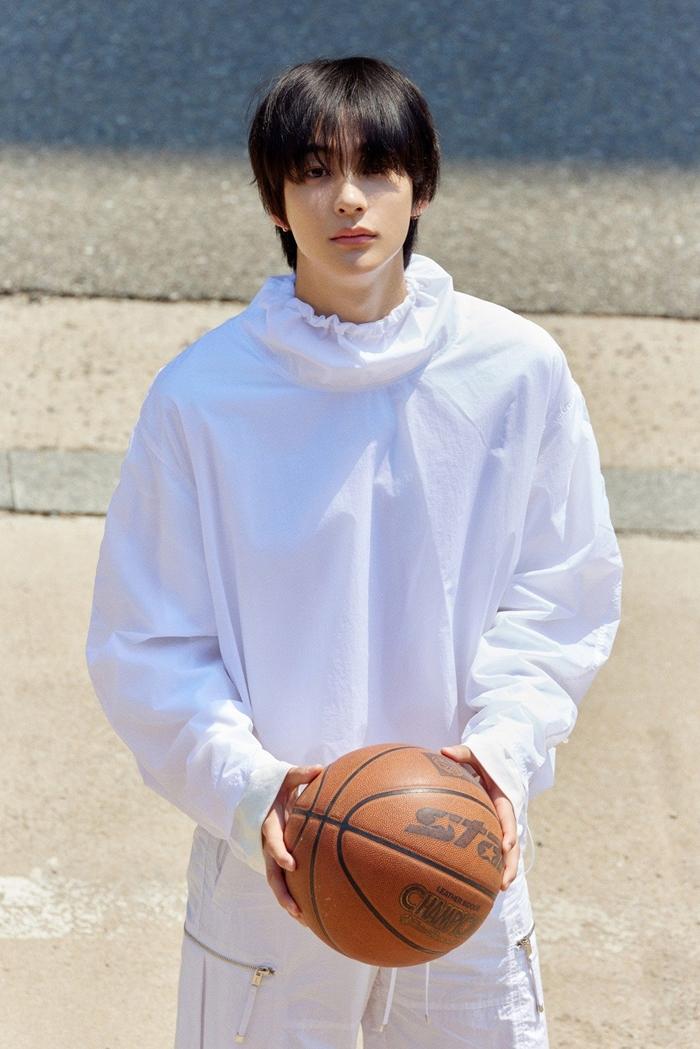 韩国音源至尊iu《夜信》《星期五见面》都有其他歌手创作应答歌曲