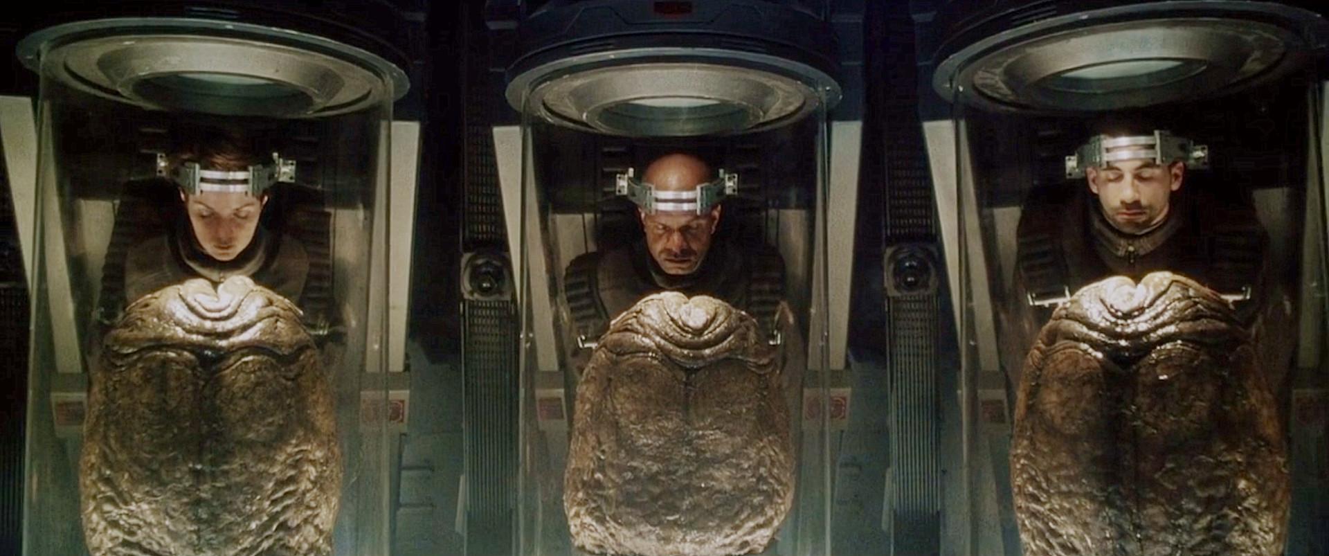 人类到外太空殖民却遭到了异形怪物袭击成了它们的生育工具