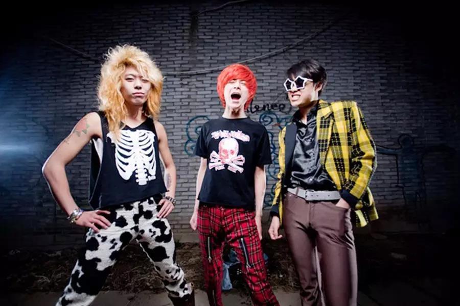 担任吉他手/主唱高中时期同李凡和ricky组建rustic乐队13岁开始弹吉他