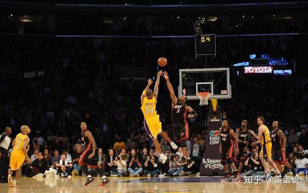 NBA十佳球录像带你重温那些令人窒息的高光时刻