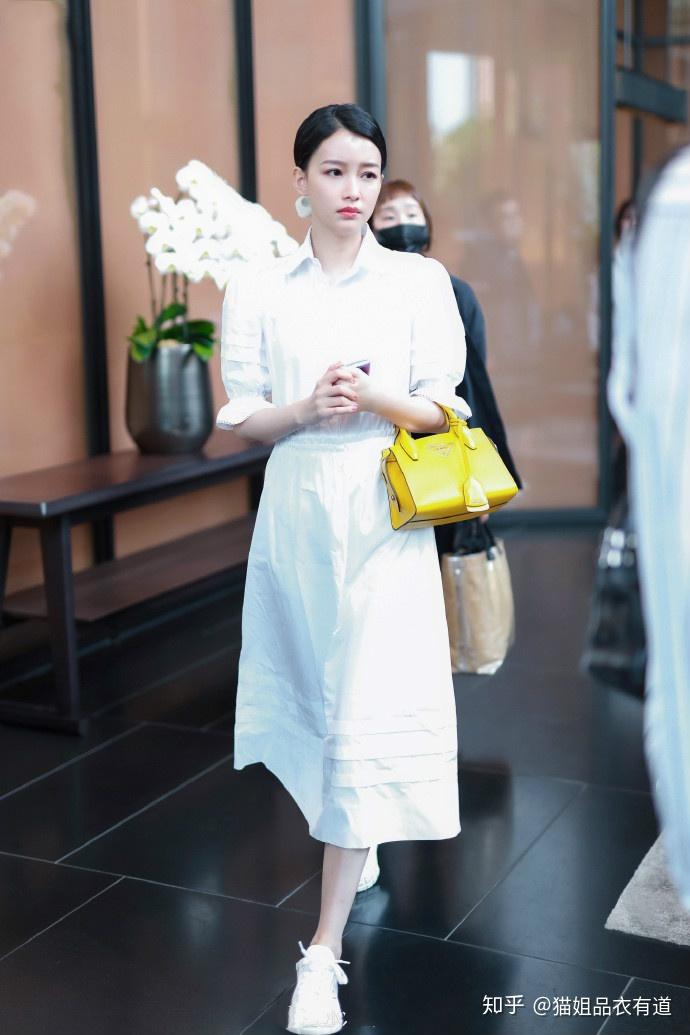 你的小黑裙该扔了今年流行牛奶裙清爽减龄孙怡都上头了