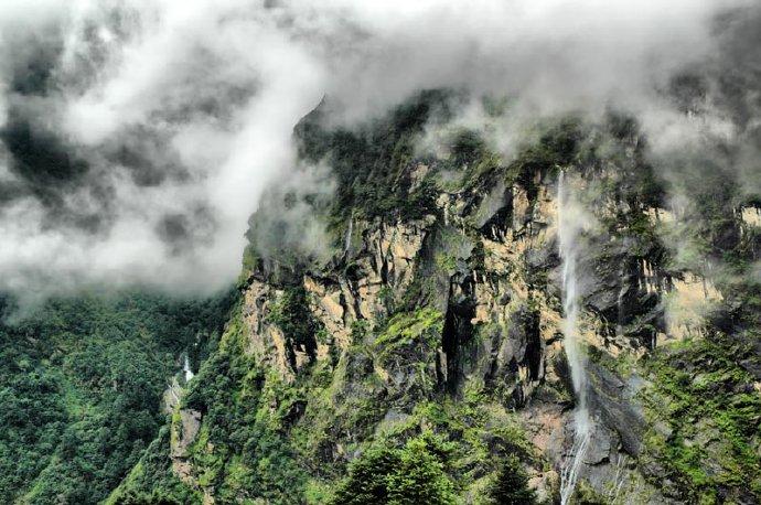 西藏樟木沟瀑布的世界