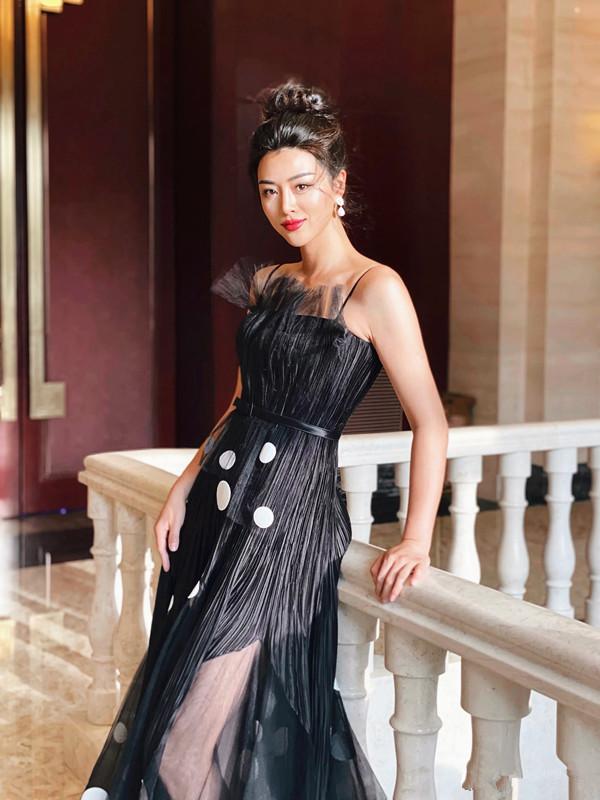 世界小姐冠军余薇薇气质真好穿抹茶裙美到犯规超模身材令人慕