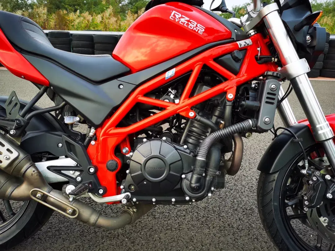撞脸杜卡迪3万元的400cc大牌街车感受出人意料赛科龙rz3s中国摩托车