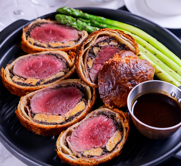 惠灵顿牛排(beef wellington),简单来说,就是把菲力稍微煎制一下,包上