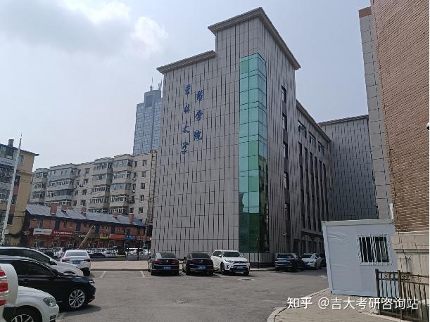 药学院旁边是长春最有名的火锅店,西边是最繁华的逛街市中心红旗街