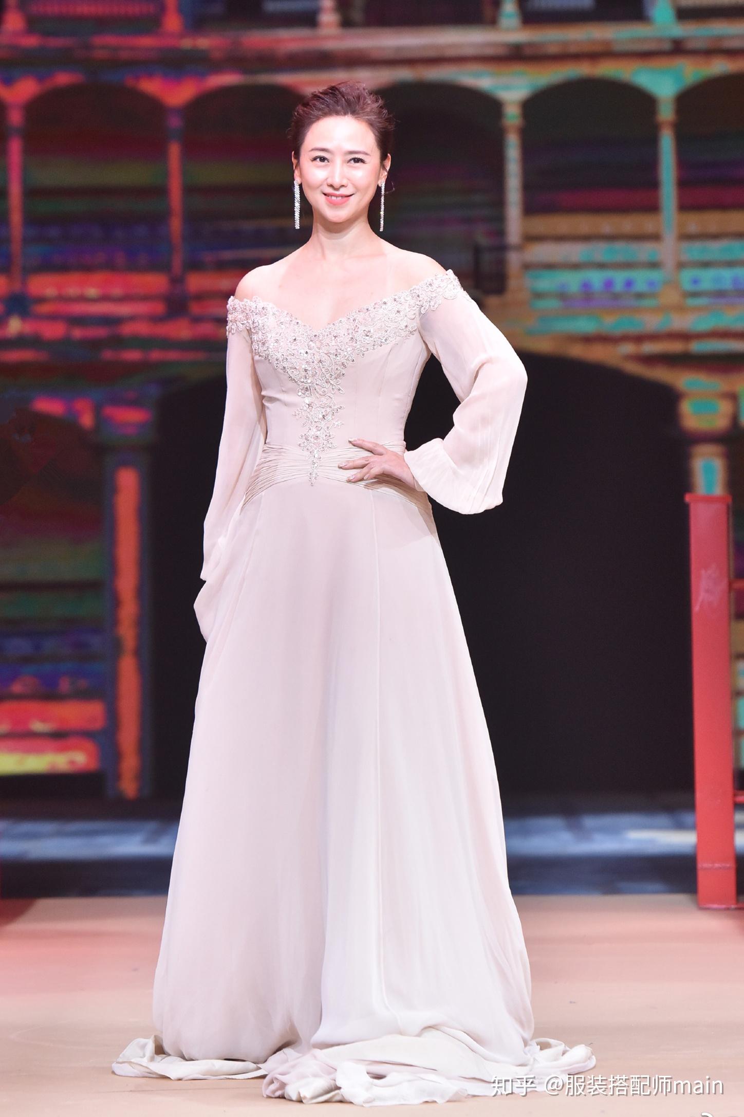 50岁翁虹t台走秀穿抹胸长裙唯美飘逸竟然比20岁小姑娘还嫩