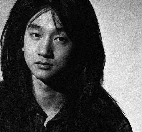 高旗是颜值与唱功俱佳的男神,19岁写出旷世巨作,低调10余年,如今霸气回归! - 知乎