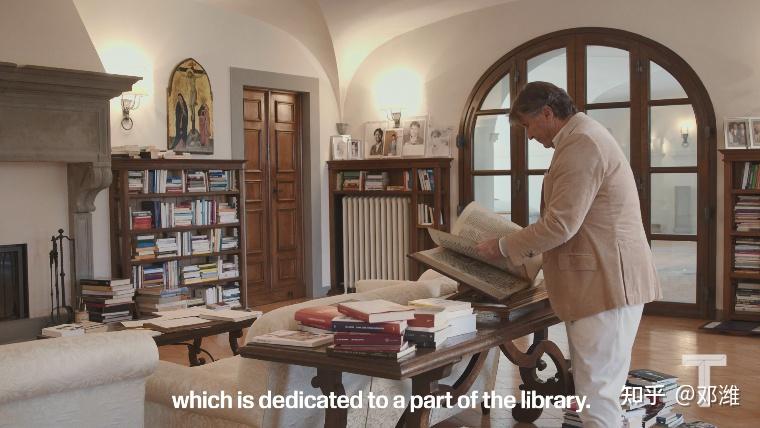 cucinelli家中的办公室也装饰得很有人文色彩,各种人像,海报雕像布满