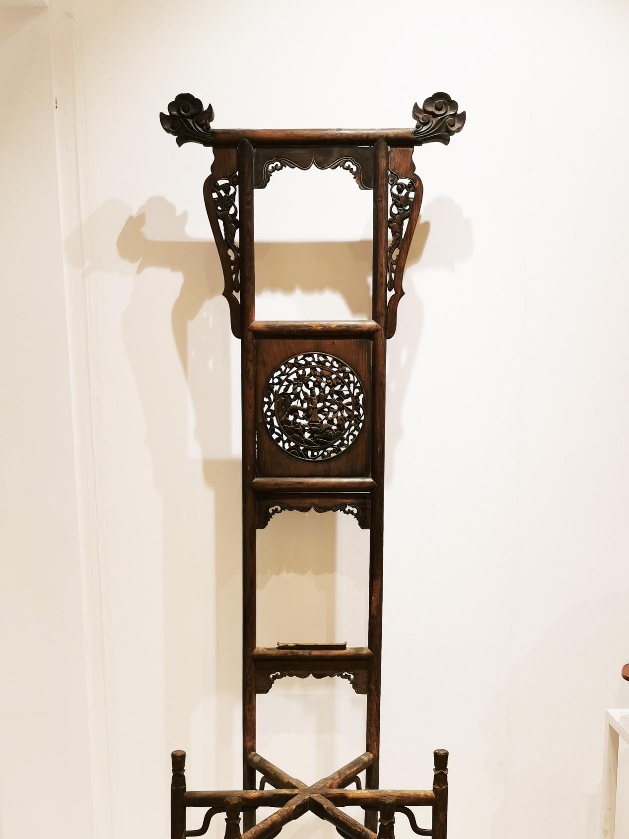 飞黄腾达指日可待明黄花梨灵芝纹面盆架