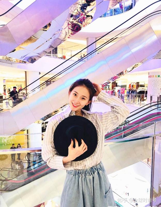 28岁的颜值教练舒思瑶穿西装藏不住超模大长腿至今仍单身