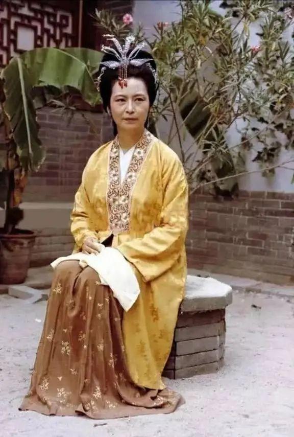 奴婢出身的赵姨娘生性粗鄙,可贾政为何还是喜欢她?