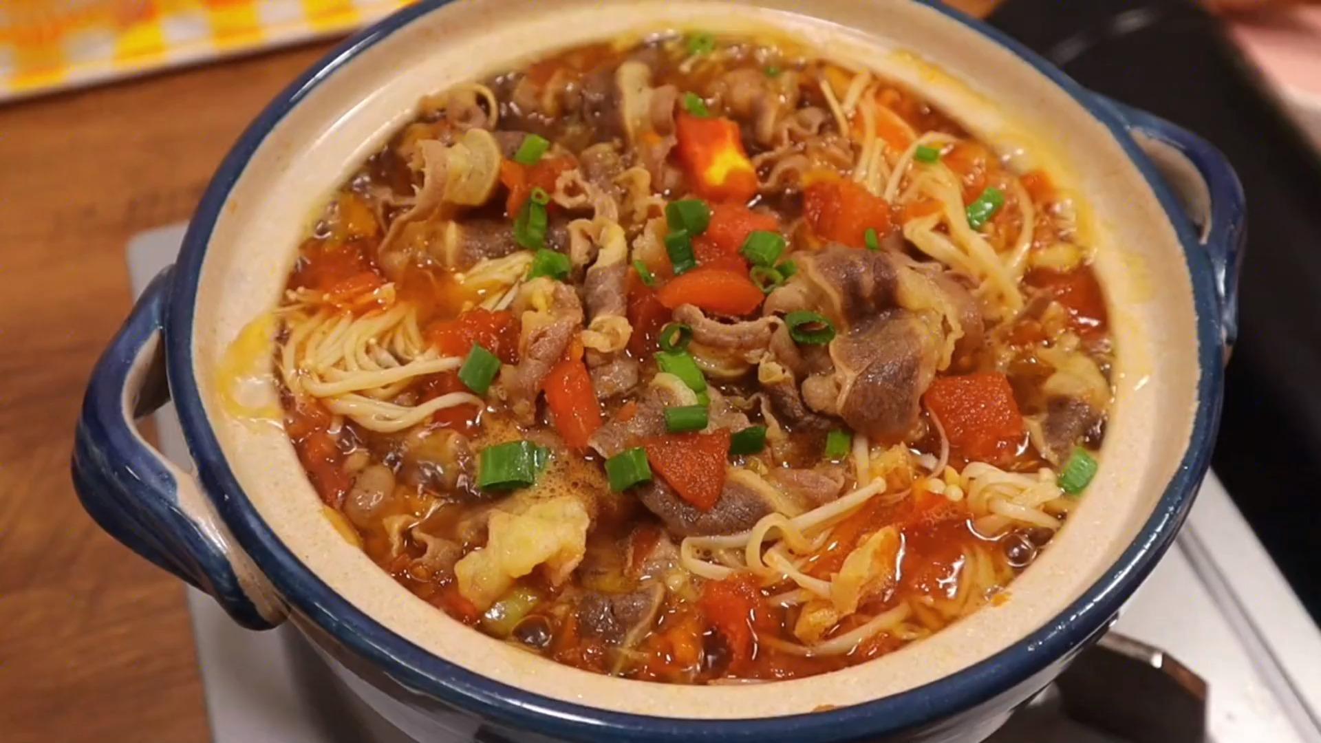 汤底浓郁的番茄酸汤肥牛酸辣过瘾超开胃