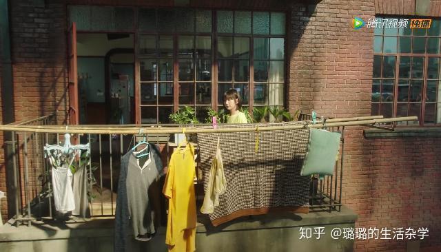 王漫妮晓芹和顾佳都是已婚女性,有个家也正常,反观剧中没有房子的