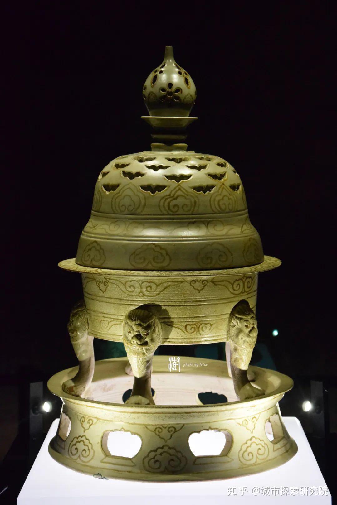 31.越窑青瓷褐彩云纹熏炉