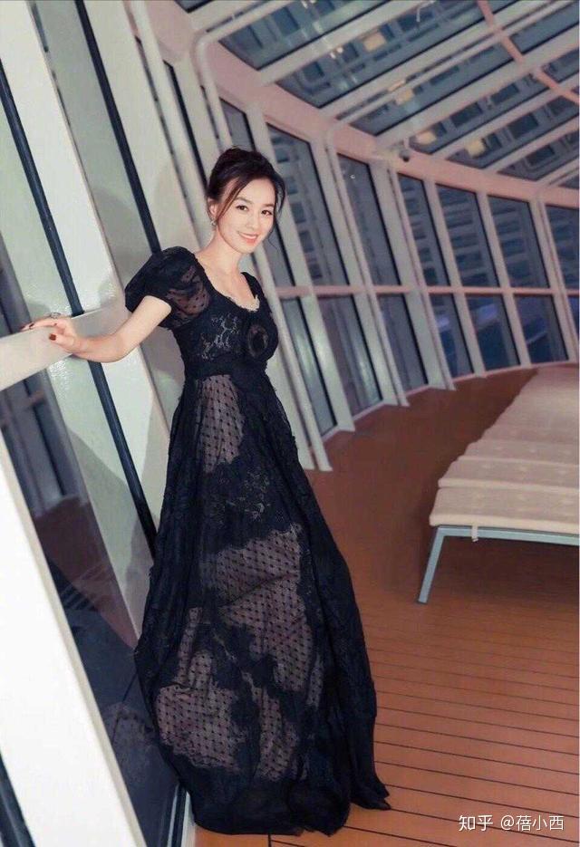 张庭不愧是女商人穿宫廷风上衣配阔腿裤扎丸子头造型英姿飒爽