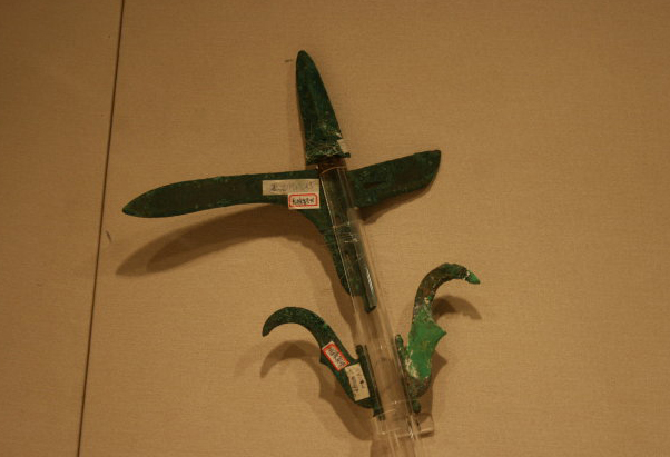 在当时,无论是采用专用零件的戟,还是直接使用戈矛的戟,装柄完成后戟