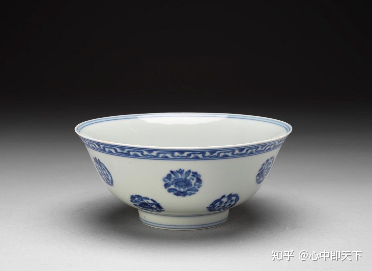 明成化景德镇官窑青花四季团花果纹碗