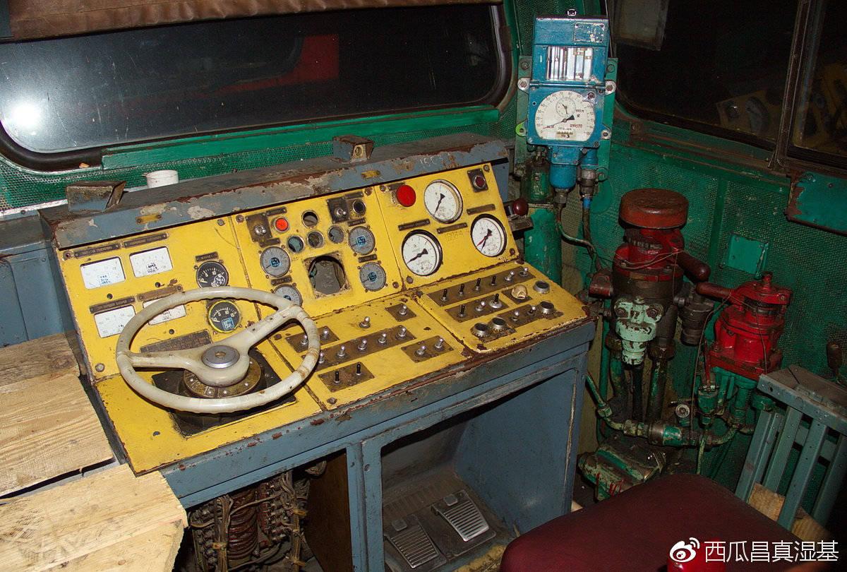 内燃机车,采用了车架承载式封闭型结构车体,车体由车架,侧墙,司机室及