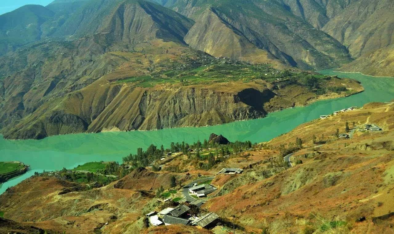 金沙江就这样带着与生俱来的美丽纯净—雪山,冰川,峡谷,森林,草甸