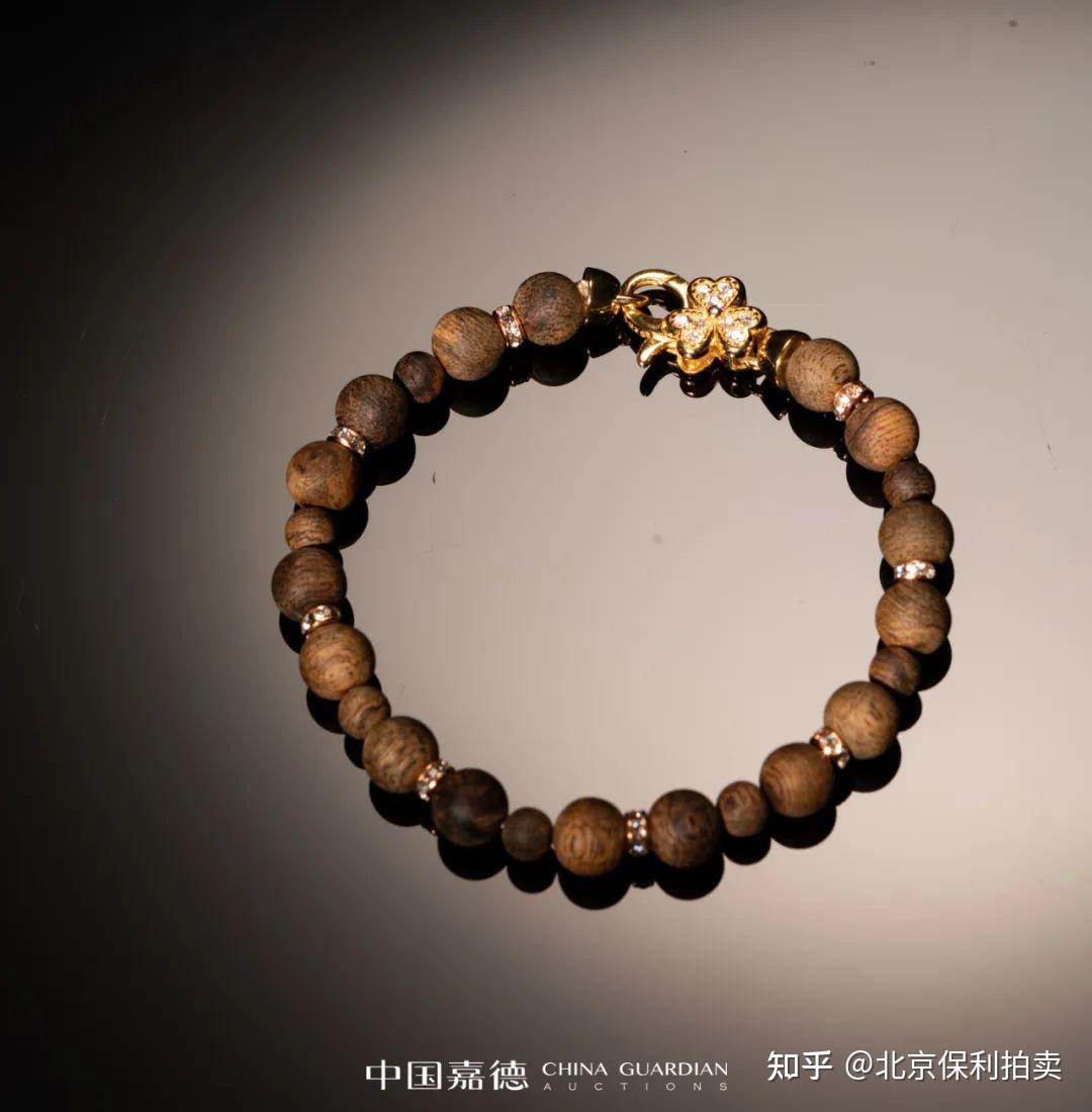 菲律宾栈香级沉香手串产地:菲律宾等级:栈香级镶嵌:银镀金,锆石尺寸