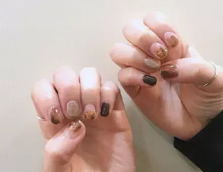 这里可能是最全的新年美甲集合了-新年美甲图片2021简单大方红色衣服