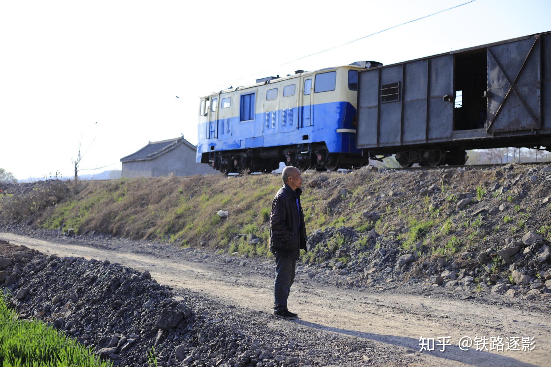 火車在一個道口停下,前方的線路還需要維修中午我們去白沙水庫轉了一